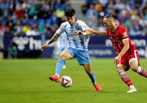 Antoñito controla el balón en el partido frente al Cartagena en La Rosaleda.