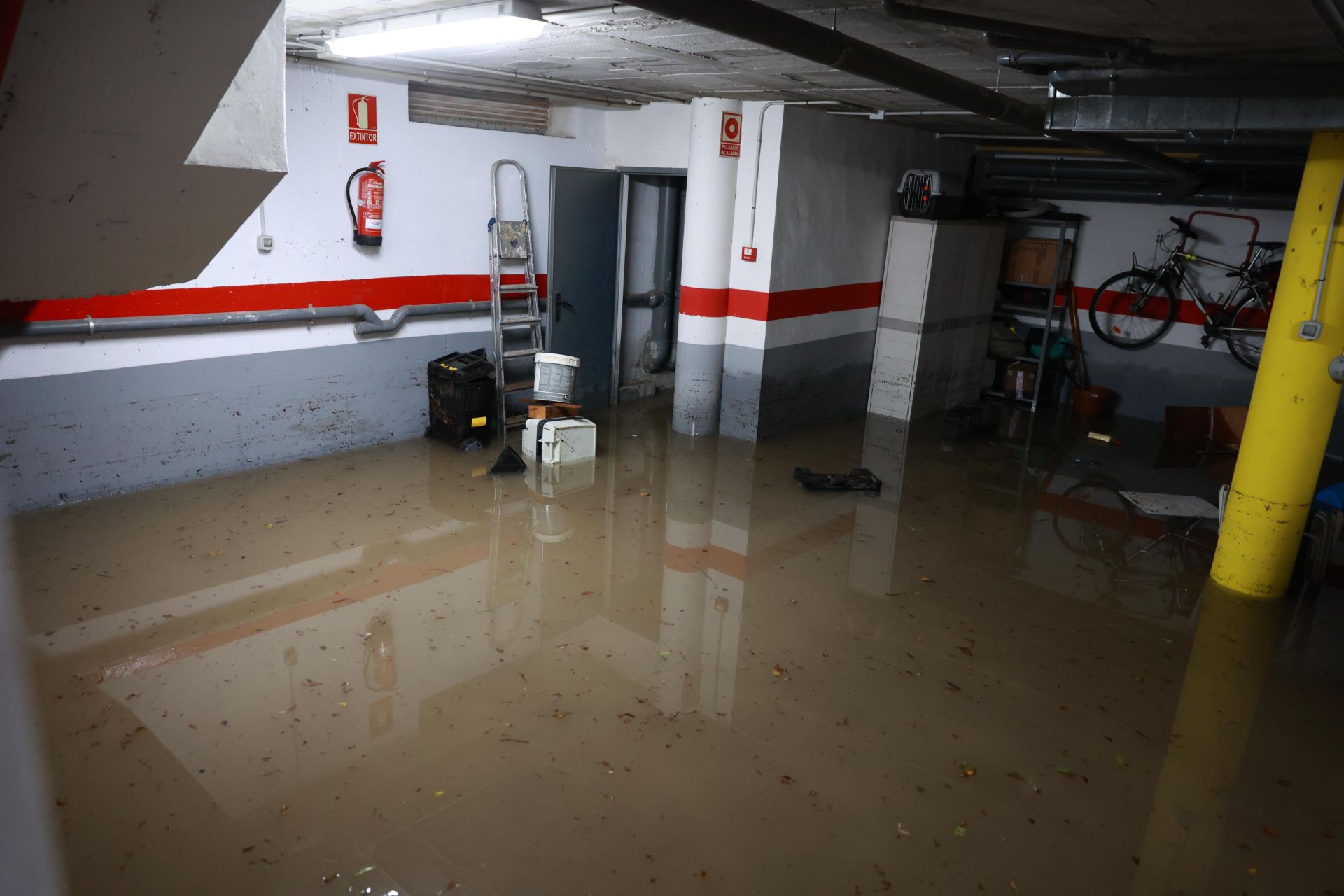 Garaje inundado por las fuertes lluvias