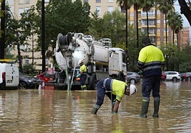 Durante la mañana los equipos de emergencia están drenando las calles para quitar el agua.