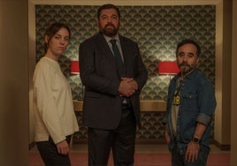 Vicky Luengo, Koldo Serra y Hovik Keuchkerian, en el rodaje de la segunda temporada.