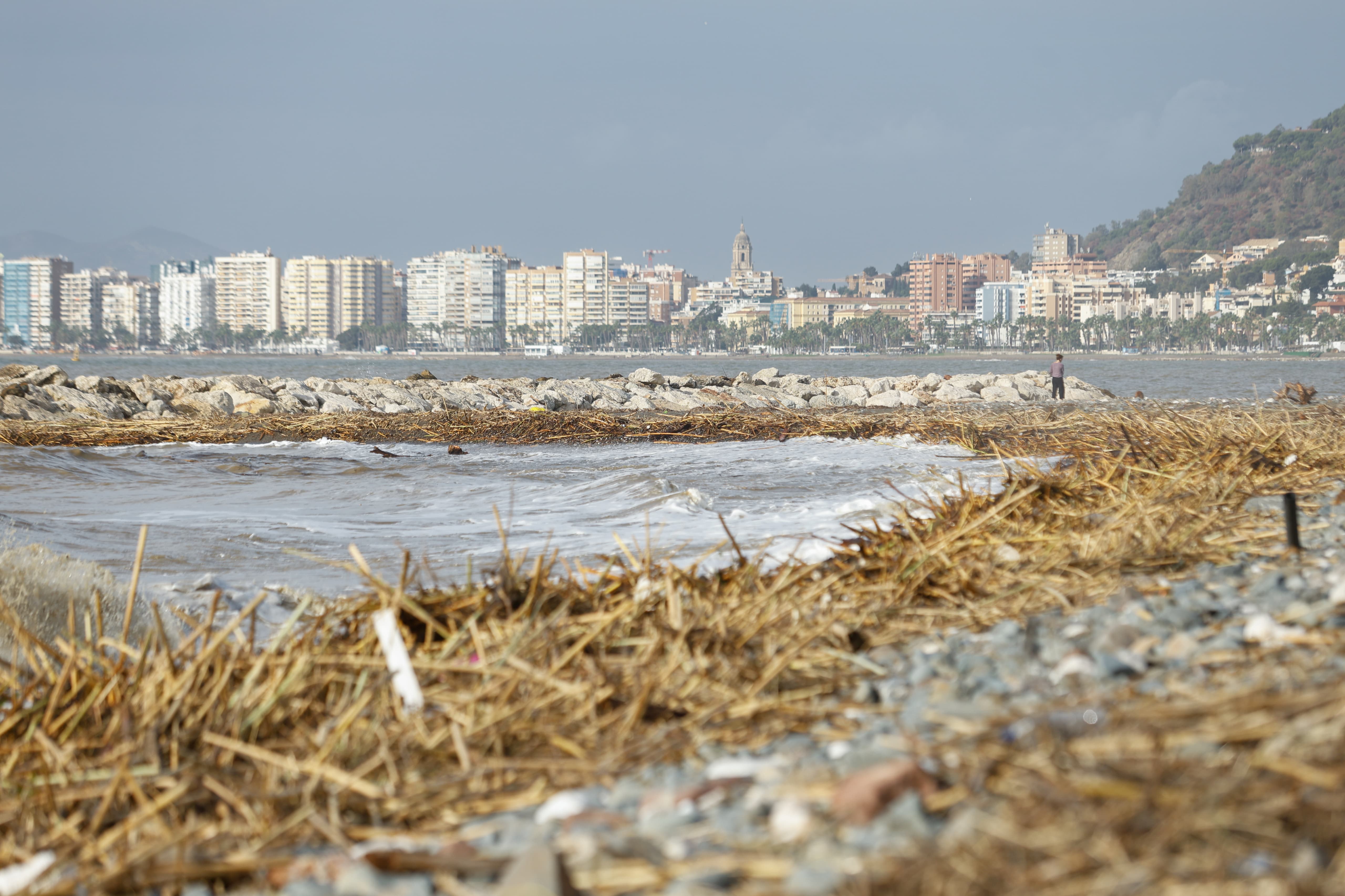 Así se encuentran las playas en Pedregalejo tras las fuertes lluvias.