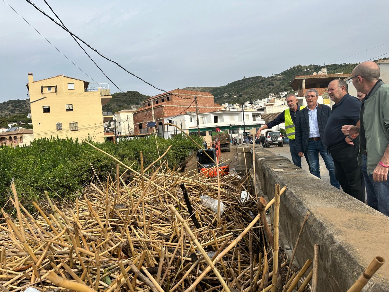 El presidente de la Diputación, Francisco Salado, durante una visita a Benamargosa para evaluar daños este jueves.