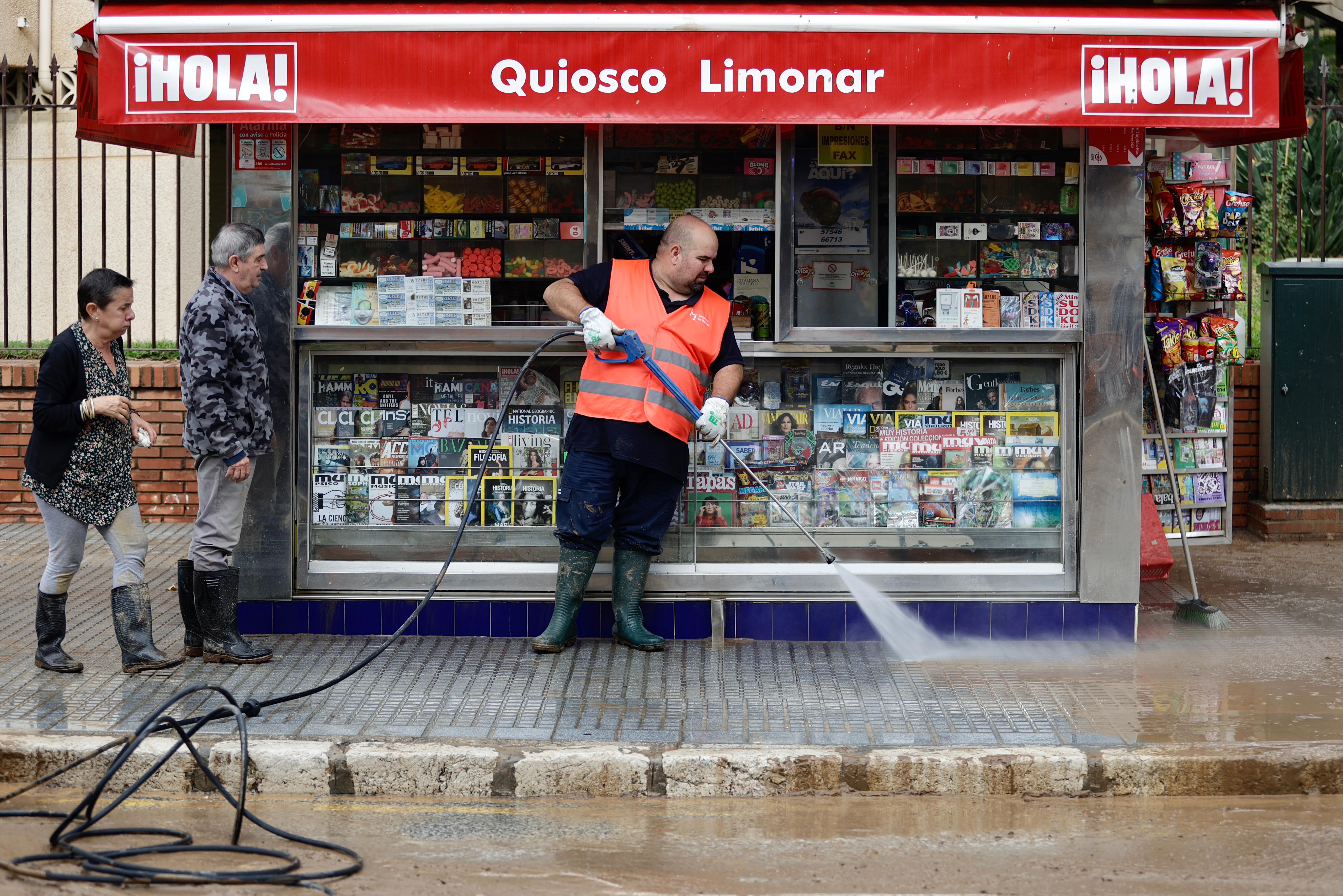 Operarios trabajan en la limpieza del paseo de Sancha y zona de El Limonar, donde quedan aún acumulados de barro y balsas de agua.