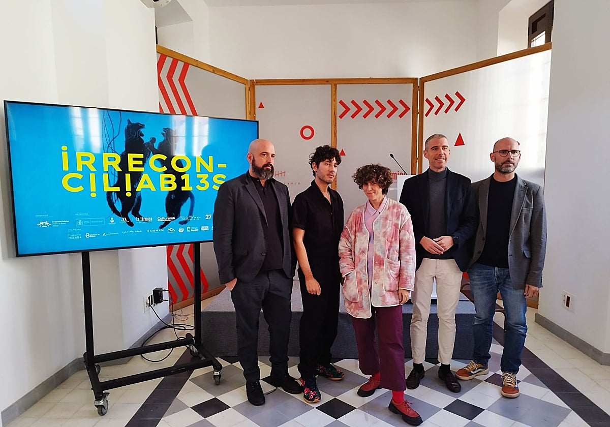 De izq. a dcha. Carlos G. de la Vega, gestor cultural y musicólogo, en representación del Círculo de Bellas Artes; Ángelo Néstore y Violeta Niebla, directoras de Irreconciliables; Gonzalo Otalecu Guerrero, gerente de la Fundación Málaga, y Antonio Javier López, director de La Térmica.