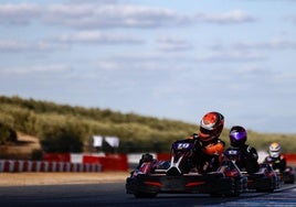 Varios pilotos en el circuito del KartCenter de Campillos.