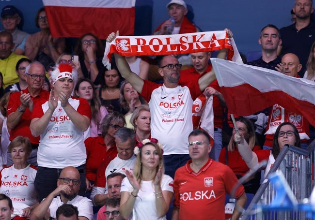 Aficionados de Polonia en las gradas del estadio de la Billie Jean King Cup.