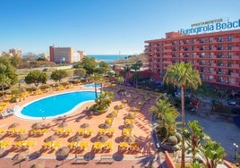 Vista de la terraza y la piscina de unos apartamentos de la Costa del Sol.