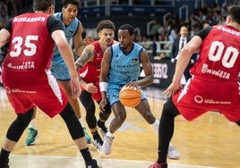 Jerrick Harding, rodeado por juagadores del UCAM Murcia el fin de semana pasado en Andorra.