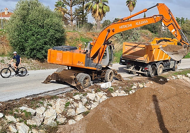 Maquinaria pesada trabaja en el arenero, tras la crecida del arroyo Blanquillo.