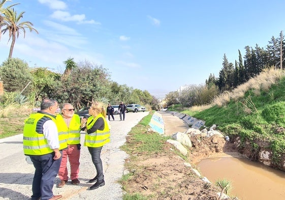 El alcalde de Alhaurín de la Torre, con la consejera, junto a uno de los areneros construidos para frenar la crecida del arroyo Blanquillo.