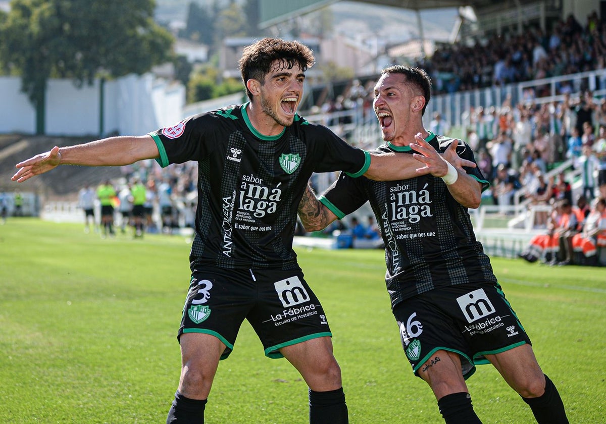 Elejalde celebra con Carrión su gol ante el Ibiza.