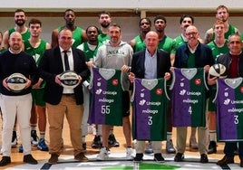 Directivos y jugadores del Unicaja posan con representantes institucionales de los pueblos afectados y los obsequios que han recibido por parte del club.