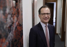 Javier Marín, en la oficina de Singular Bank de Málaga, situada en la calle Méndez Núñez.