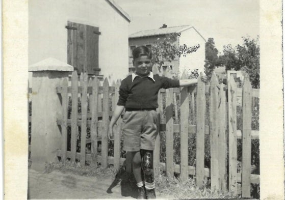 El niño Eusebio en la verja de su casa, en la barriada que construyó Yagüe en Burgos.