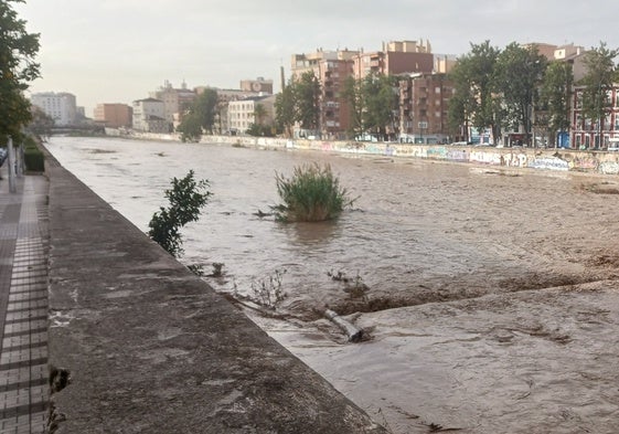 El cauce del Guadalmedina, este viernes, cuando ha desembalsado agua el Limonero.