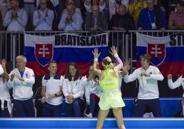 Sramkova celebra ante su banquillo el primer punto de Eslovaquia en la serie.