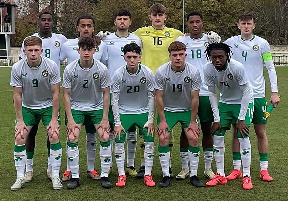 Once de Irlanda sub-19 con Aarón Ochoa abajo en el centro.