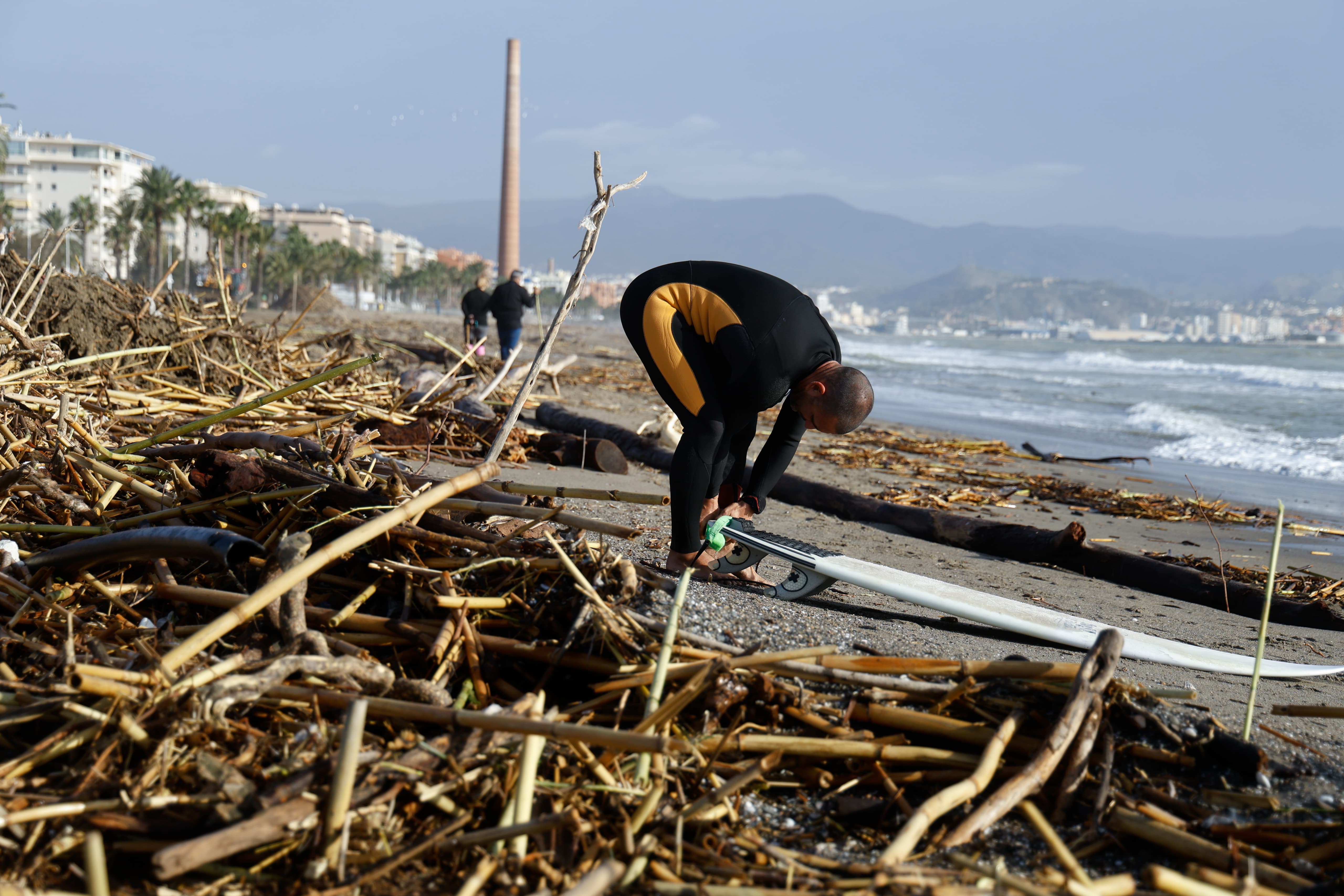 Arranca la limpieza de playas tras el paso de la DANA en Málaga