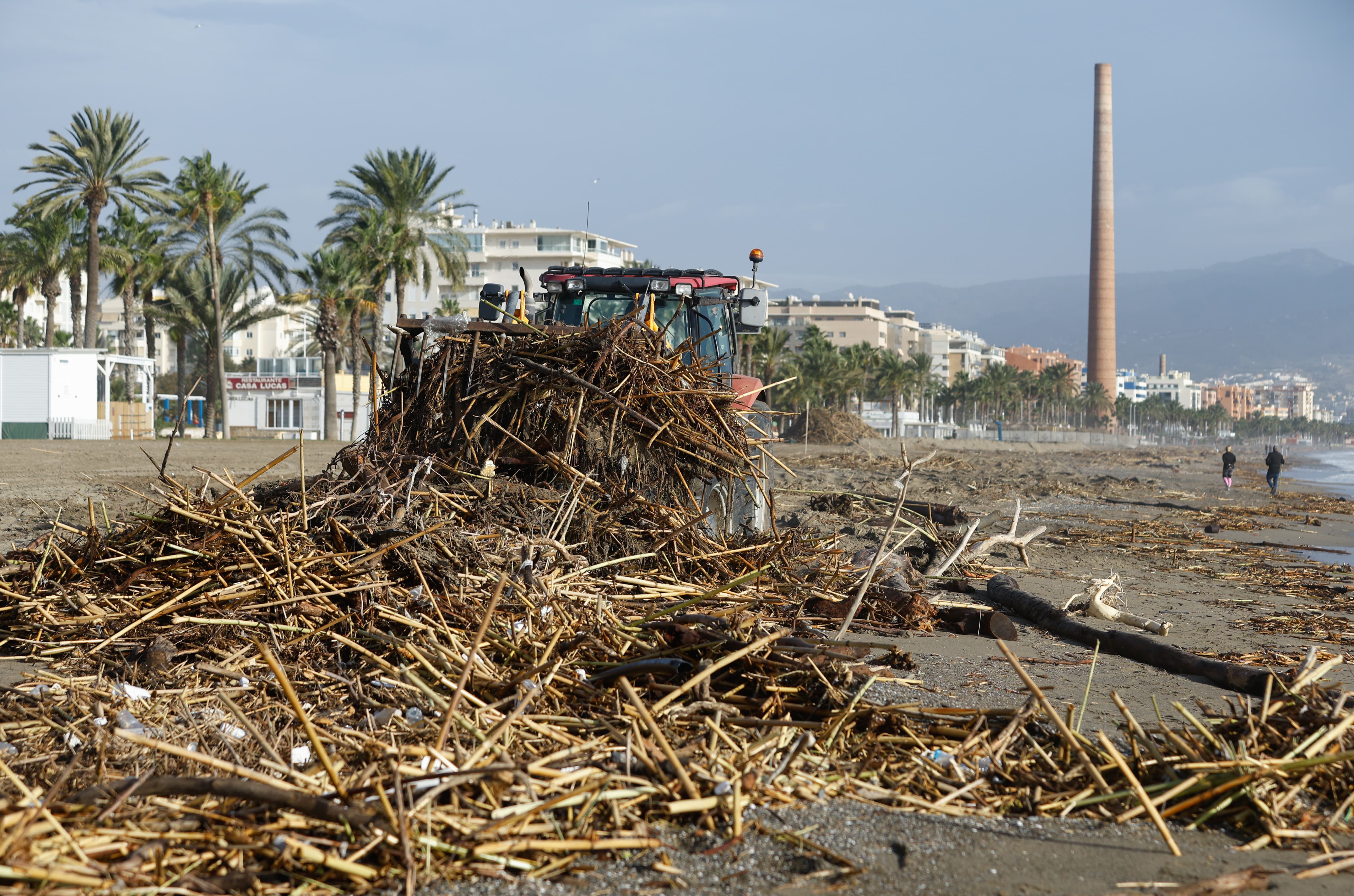 Arranca la limpieza de playas tras el paso de la DANA en Málaga