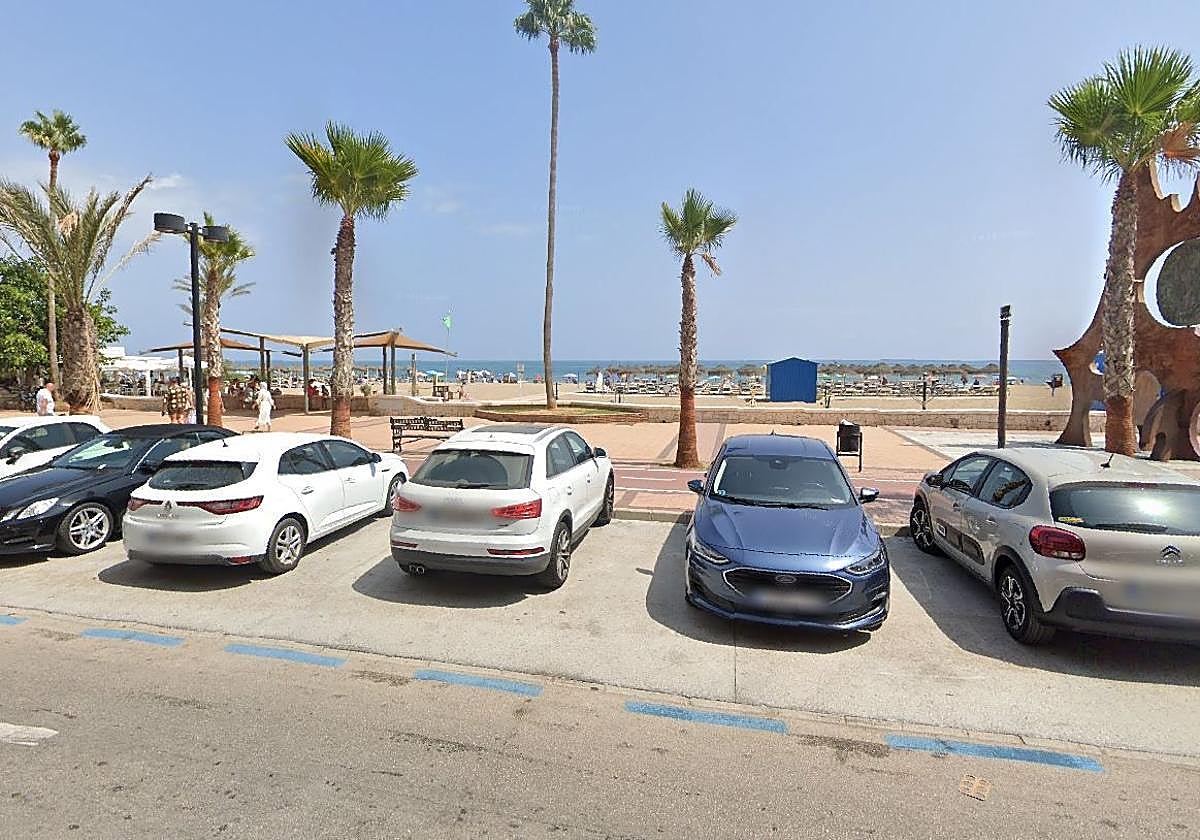 El veloro estaba encallado cerca del paseo marítimo Rey de España de Fuengirola.