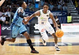 Evans trata de detener el avance de Tyson Carter en el Andorra-Unicaja.