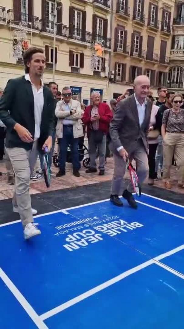 El alcalde y Feliciano López 'pelotean' en la Plaza de la Constitución