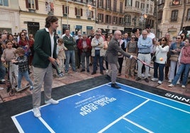 Feliciano López y De la Torre, 'peloteando' en la Plaza de la Constitución.