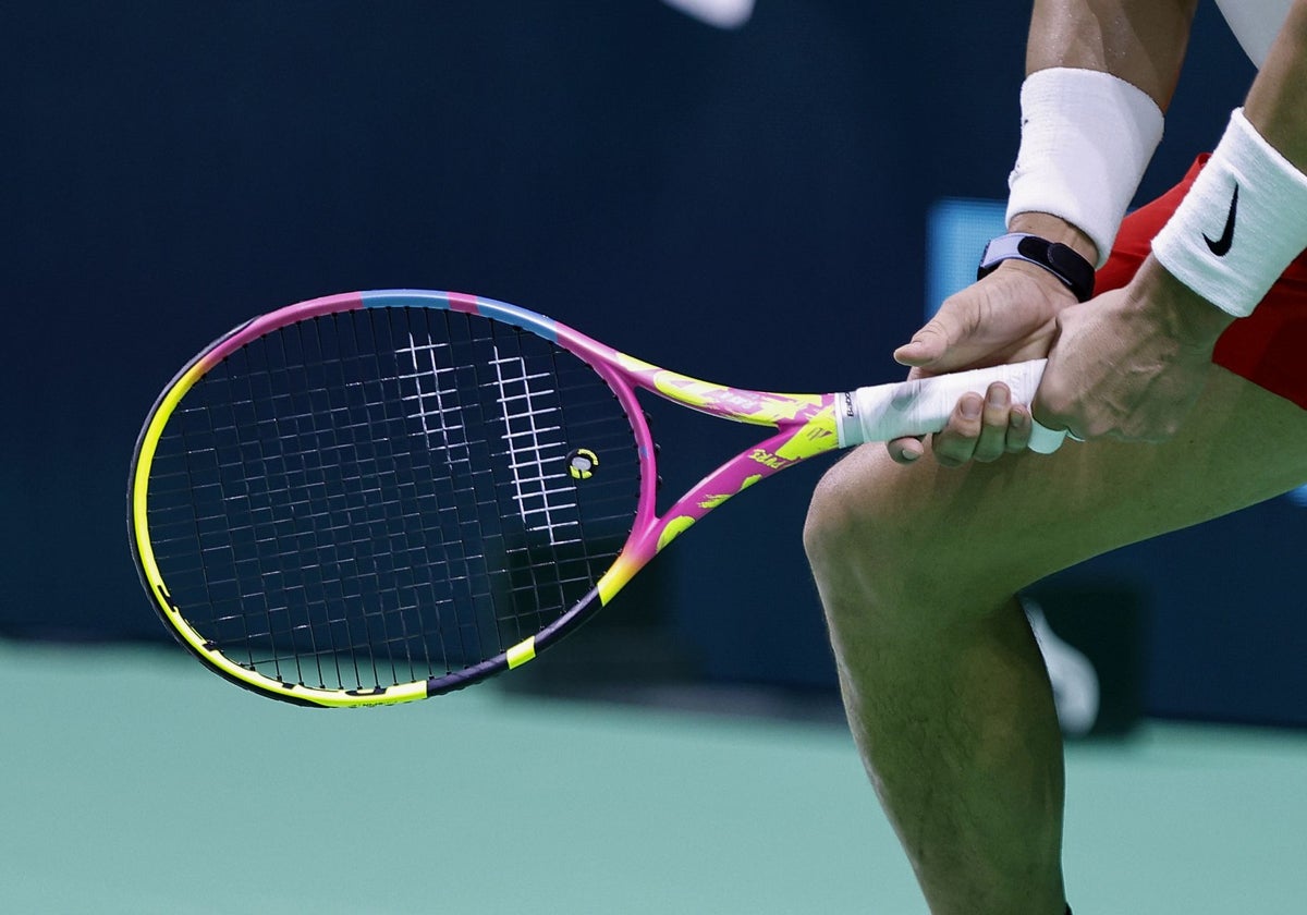 Rafa Nadal, en un entrenamiento esta semana en Málaga, con su raqueta.