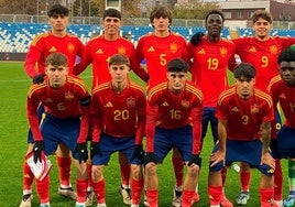 El once de España sub-19 frente a Kosovo, con Izan Merino como titular.