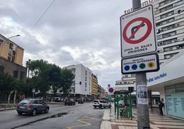 Circulación de vehículos en el perímetro de la Zona de Bajas Emisiones de Torremolinos.