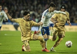 Lobete pugna con el balón con Pau Sans y Luismi.