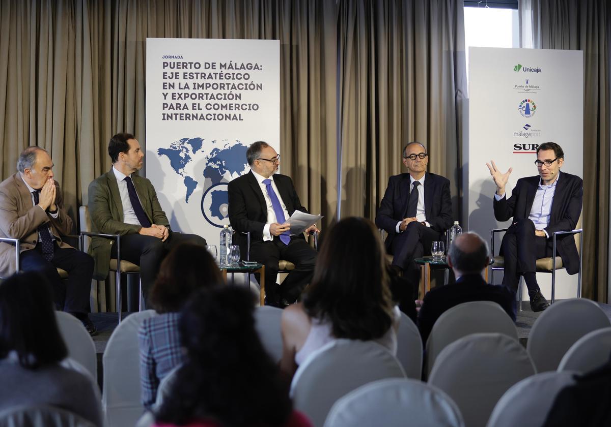 Foto de la mesa redonda del foro para analizar el futuro del puerto de Málaga.