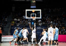 Perry lanza un tiro libre en el partido ante el Andorra.