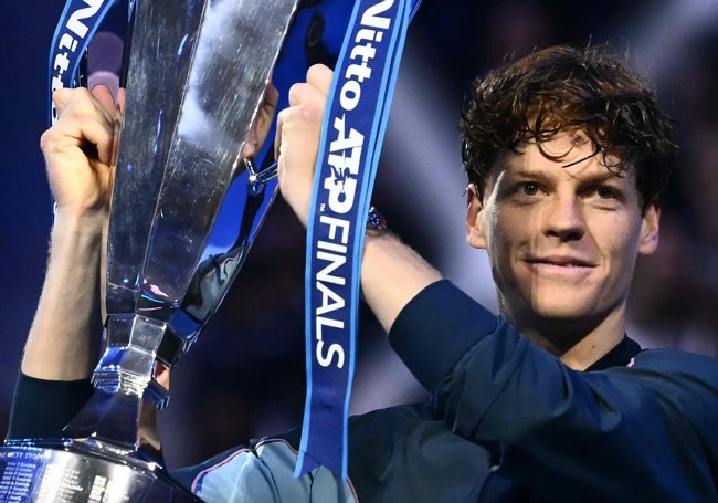 Jannik Sinner, este domingo con el título de campeón de las ATP Finals.