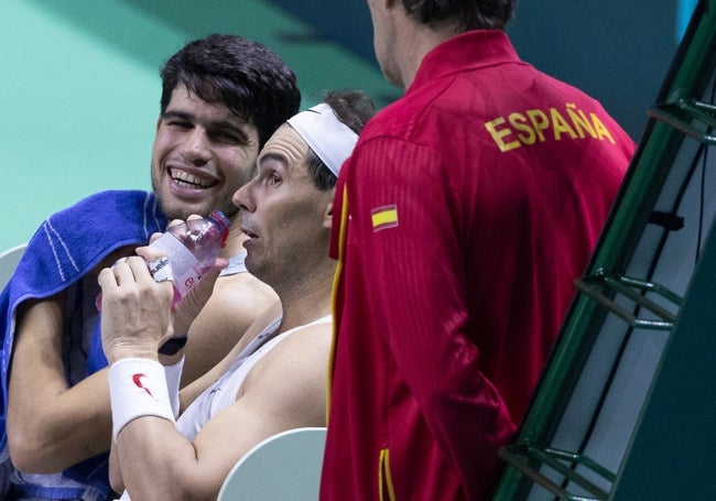 Unas sonrisas entre Alcaraz y Nadal en un descanso del partido de entrenamiento de este lunes, dentgro de la seriedad y silencio de la sesión.