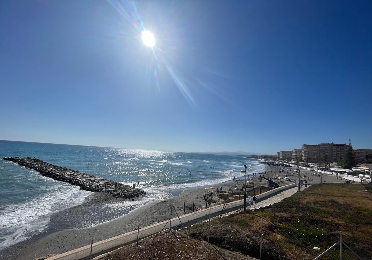 Vista panorámica de la playa torroxeña de Ferrara.