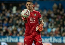 Alfonso Herrero, con el balón en la mano en el partido frente al Zaragoza.