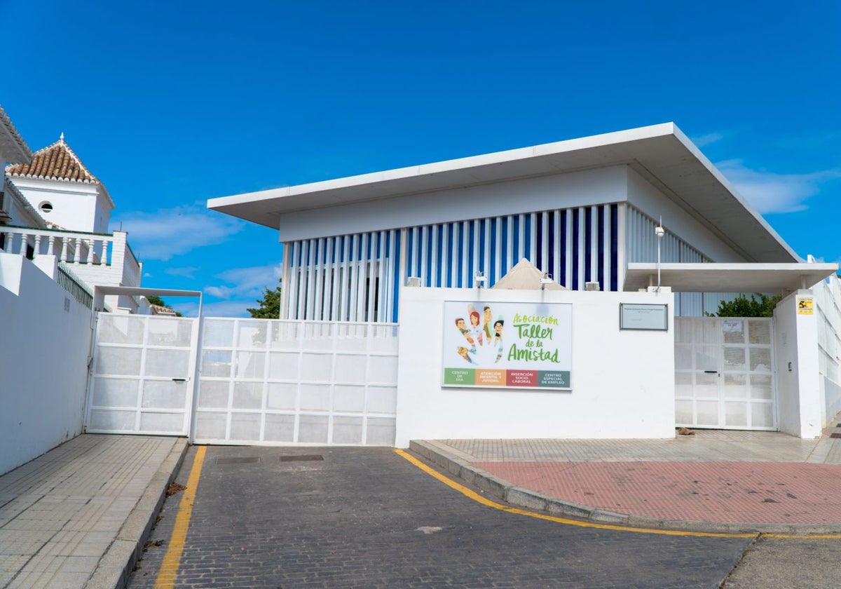 Fachada principal de la sede de la asociación nerjeña El Taller de la Amistad.