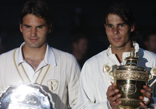 Roger Federer y Rafa Nadal, tras la mítica final de Wimbledon de 2008 ganada por el español.