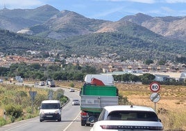 Vehículos circulan por la A-404, en el tramo que todavía tiene un solo carril para cada sentido de la marcha.