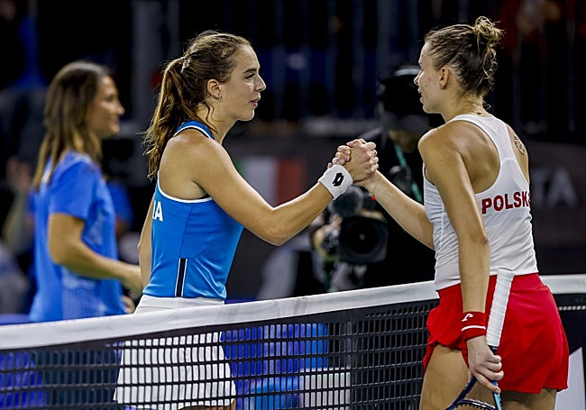 Bronzetti y Linette se saludan en la red tras la victoria de la italiana en el primer encuentro.