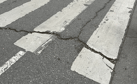 Vista de las grietas en uno de los pasos de peatones.