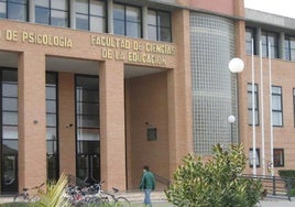 Entrada de la Facultad de Educación, en Málaga.