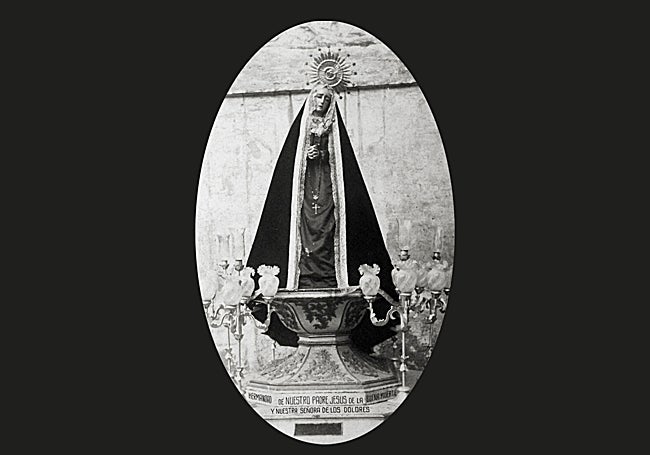 Obsérvese la inscripción de la peana de la Virgen de los Dolores.