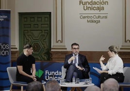 José María Luna, en el centro, precisamente durante un encuentro de la Fundación Unicaja hace unos días.