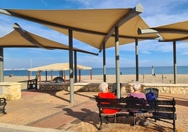 Zona de sombra en el paseo marítimo de Fuengirola.