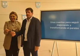 La alcaldesa y el concejal de Hacienda, en la presentación del proyecto de presupuestos municipales.