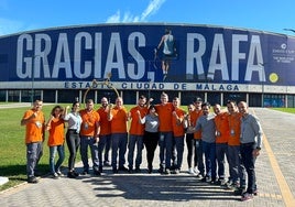 El equipo de EnPie, frente a la gran lona que ellos mismos han colocado.