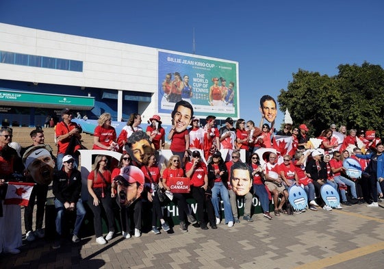 Asistentes a la Copa Davis junto al Martín Carpena.