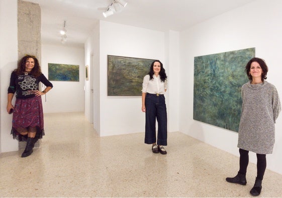 La comisaria, la galerista y la artista algecireña, en la muestra de Torrox.